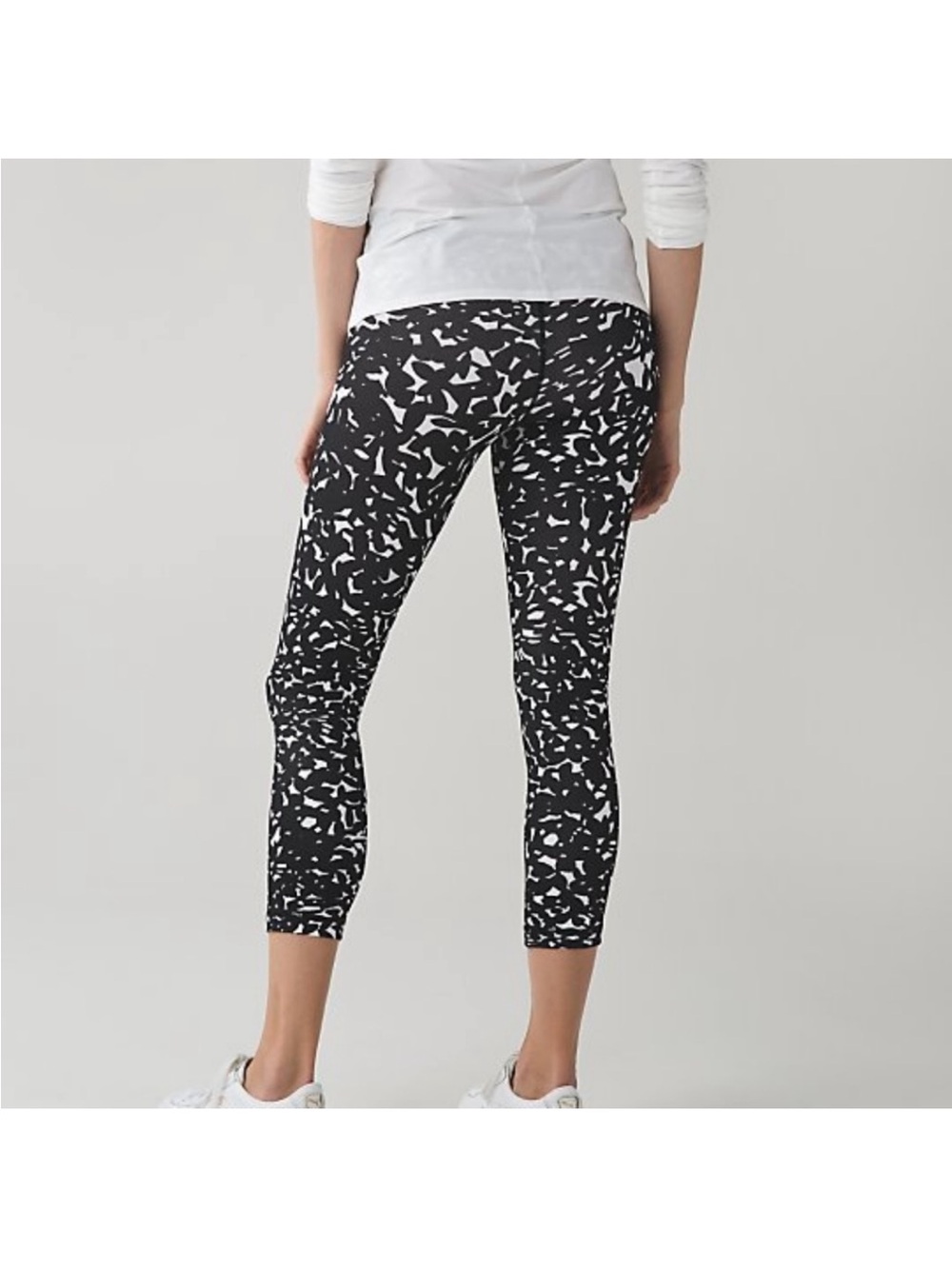 Lululemon shadow wrap white black wunder under crops Agent Athletica